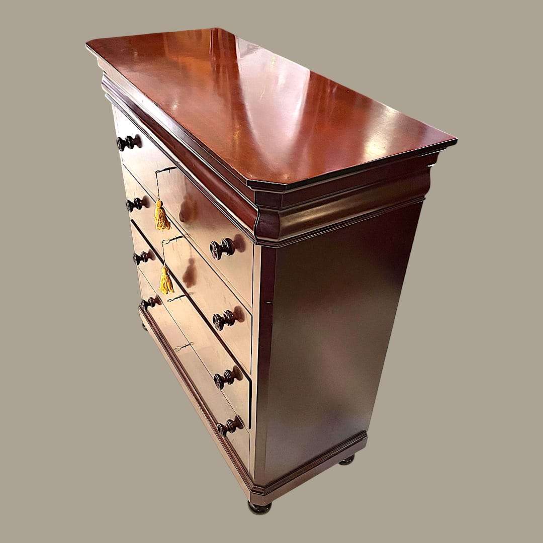 Comoda antigua de caoba con 4 cajones y llaves