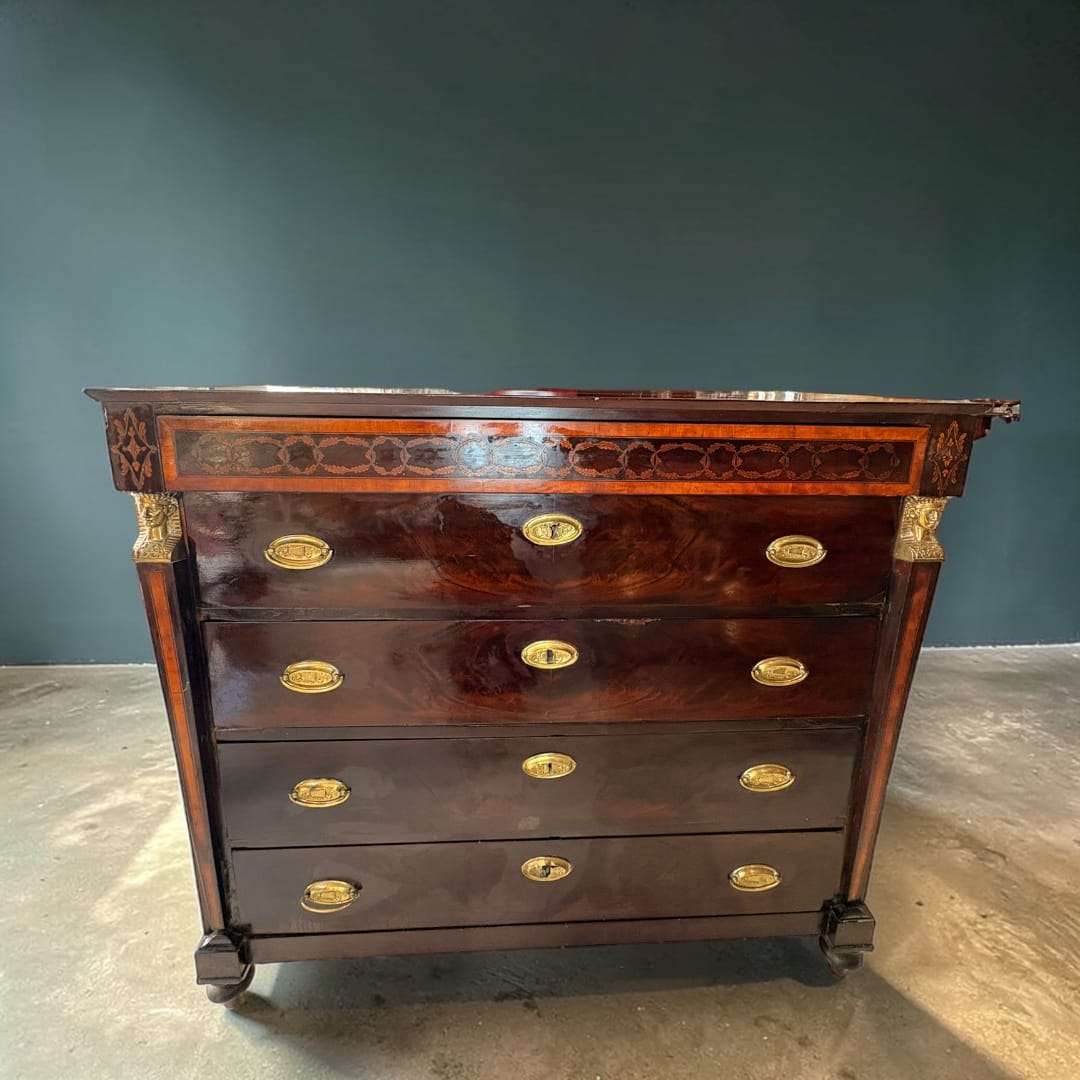  La Cómoda presenta además cuatro cajones de gran formato, con tiradores ovalados metálicos empotrados y bocallaves centrales, detalles que refuerzan su personalidad histórica y su atractivo decorat