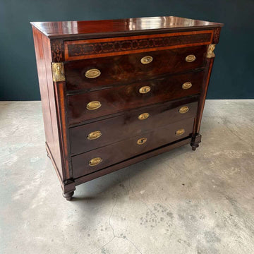 Esta Cómoda antigua de caoba, de estilo Imperio, es una pieza de gran presencia visual y marcada elegancia, pensada originalmente para el almacenaje de ropa, textiles, documentos y objetos personales, y hoy también perfecta como mueble decorativo protagonista en dormitorios, salones, entradas o estancias con carácter.