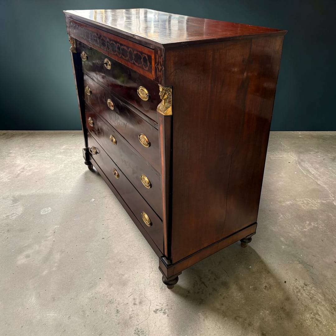 Esta Cómoda antigua de caoba, de estilo Imperio, es una pieza de gran presencia visual y marcada elegancia, pensada originalmente para el almacenaje de ropa, textiles, documentos y objetos personales, y hoy también perfecta como mueble decorativo protagonista en dormitorios, salones, entradas o estancias con carácter.