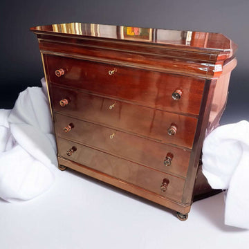 Cómoda antigua de caoba con 4 cajones elegantes