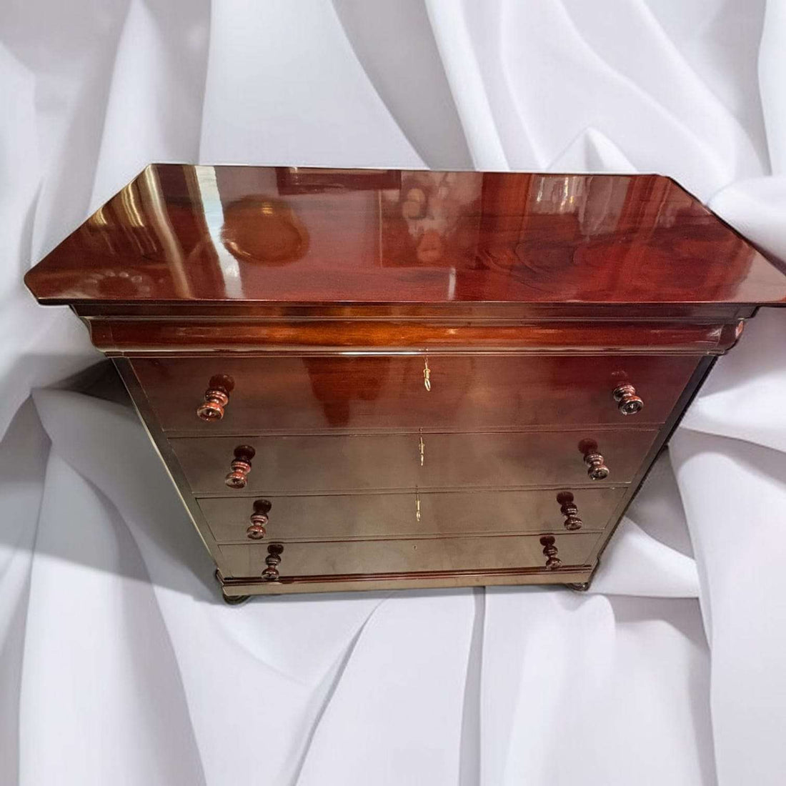 Cómoda antigua de caoba con 4 cajones elegantes