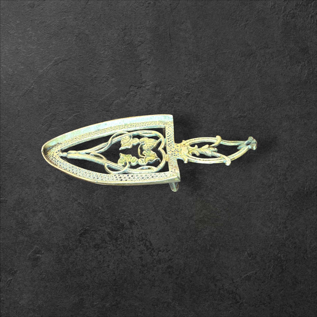 Este Descansadero de plancha antiguo de bronce es una pieza que combina historia, funcionalidad y estética en un solo objeto. 