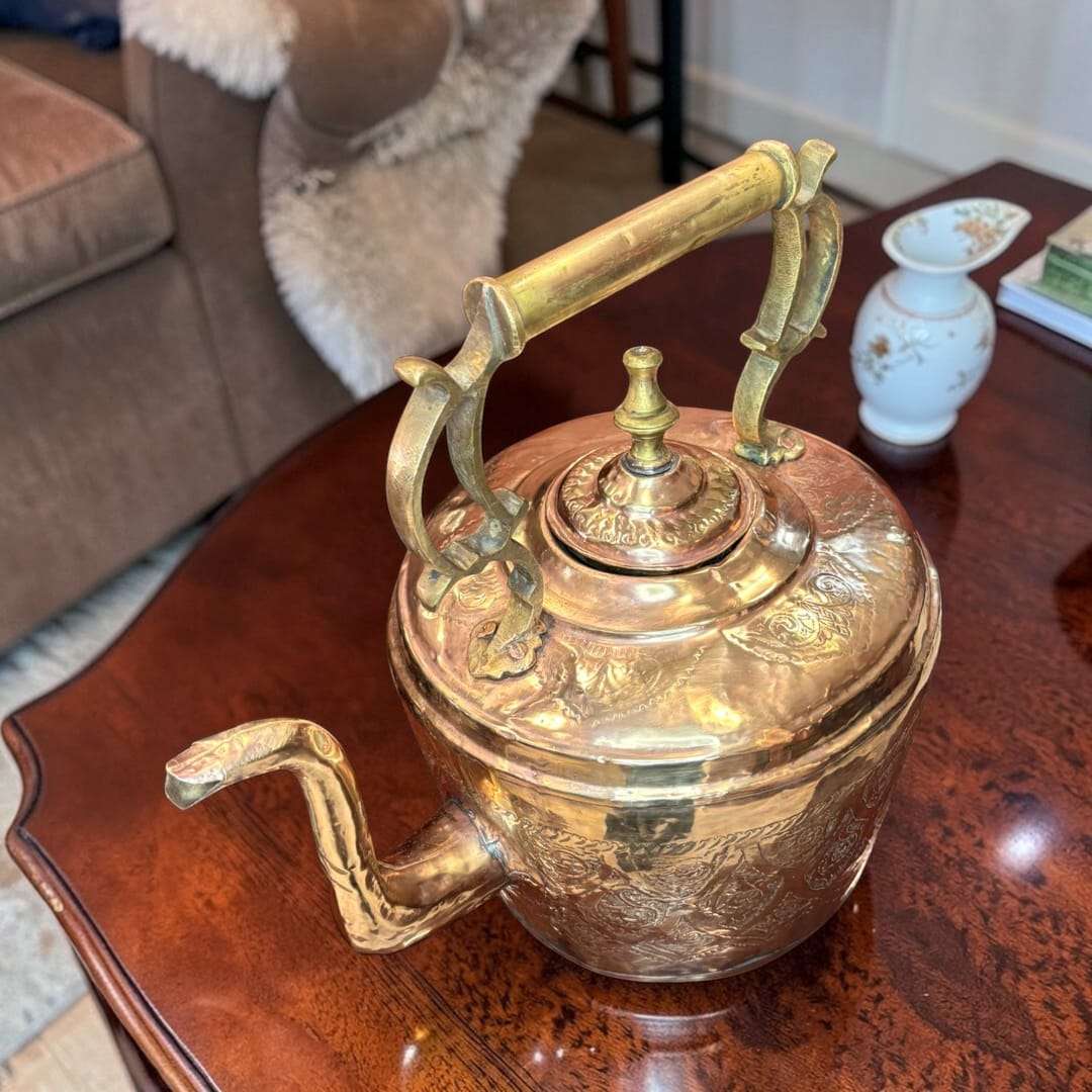 Por su volumen, acabado artesanal y carácter visual, esta Tetera encaja perfectamente sobre aparadores, vitrinas, mesas de centro o espacios destacados. 