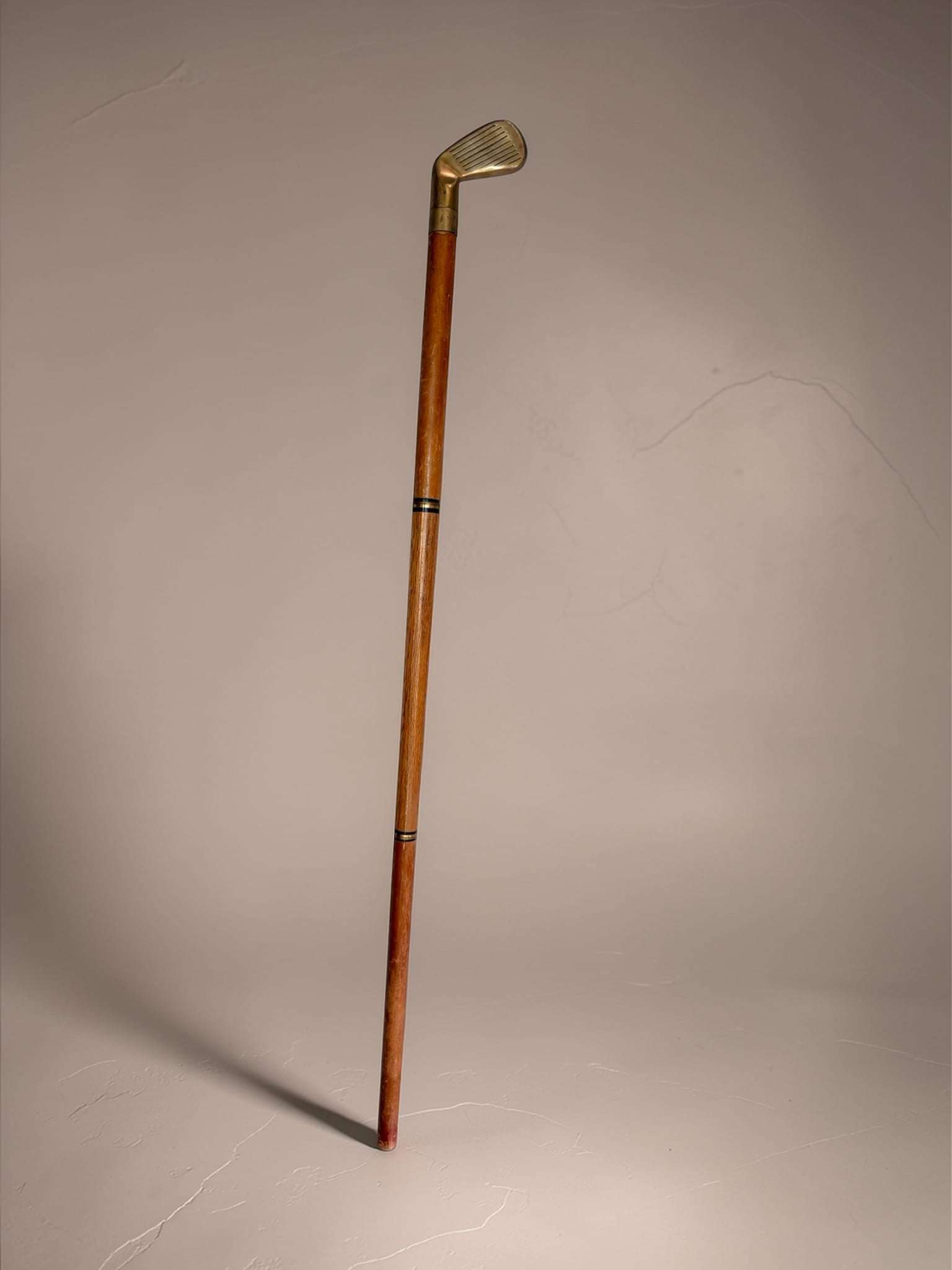 Este Bastón antiguo de madera y bronce es una pieza singular, elegante y muy decorativa, pensada originalmente como apoyo para el paseo y también como símbolo de estilo personal. 