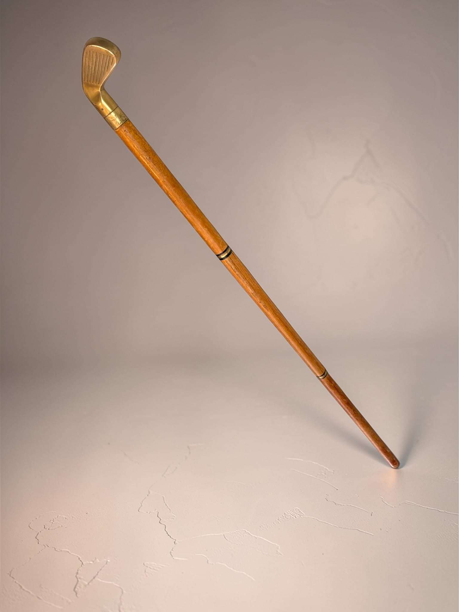 Su función principal era acompañar al usuario al caminar, aportando estabilidad, presencia y distinción, algo muy habitual en los bastones de paseo clásicos y de colección. 