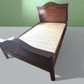 Esta Cama antigua de caoba destaca por su silueta refinada, su calidez visual y un diseño ondulado que aporta movimiento, elegancia y distinción al dormitorio. 