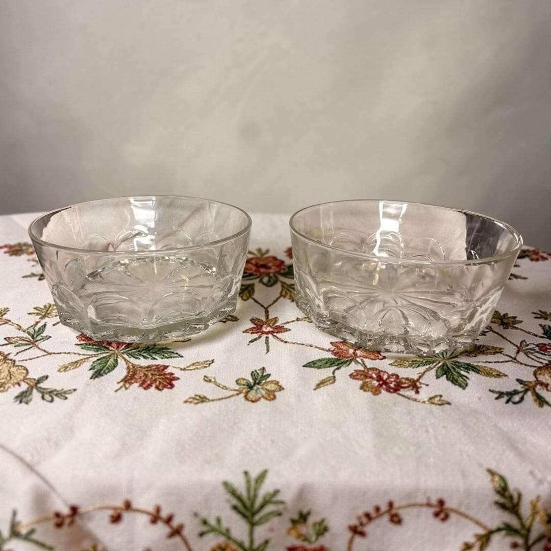 Estas Ensaladeras sobresalen por detalles que las hacen especialmente atractivas dentro de la cristalería vintage de mesa: cristal transparente de gran luminosidad, relieve floral o estrellado en el fondo, paredes con decoración curva repetitiva, base facetada, perfil abierto y cómodo para servir y una presencia visual ligera pero elegante. ,