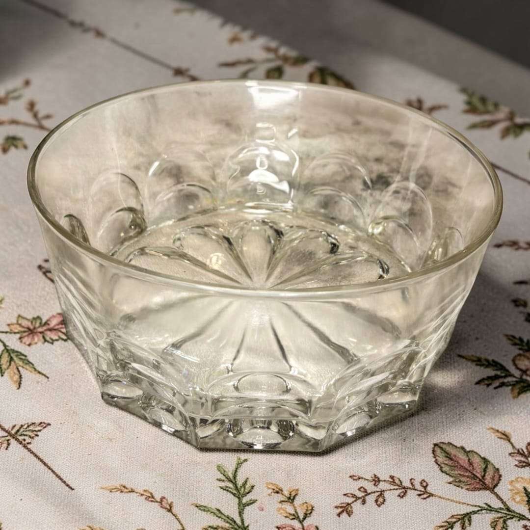 Estas Ensaladeras sobresalen por detalles que las hacen especialmente atractivas dentro de la cristalería vintage de mesa: cristal transparente de gran luminosidad, relieve floral o estrellado en el fondo, paredes con decoración curva repetitiva, base facetada, perfil abierto y cómodo para servir y una presencia visual ligera pero elegante. ,