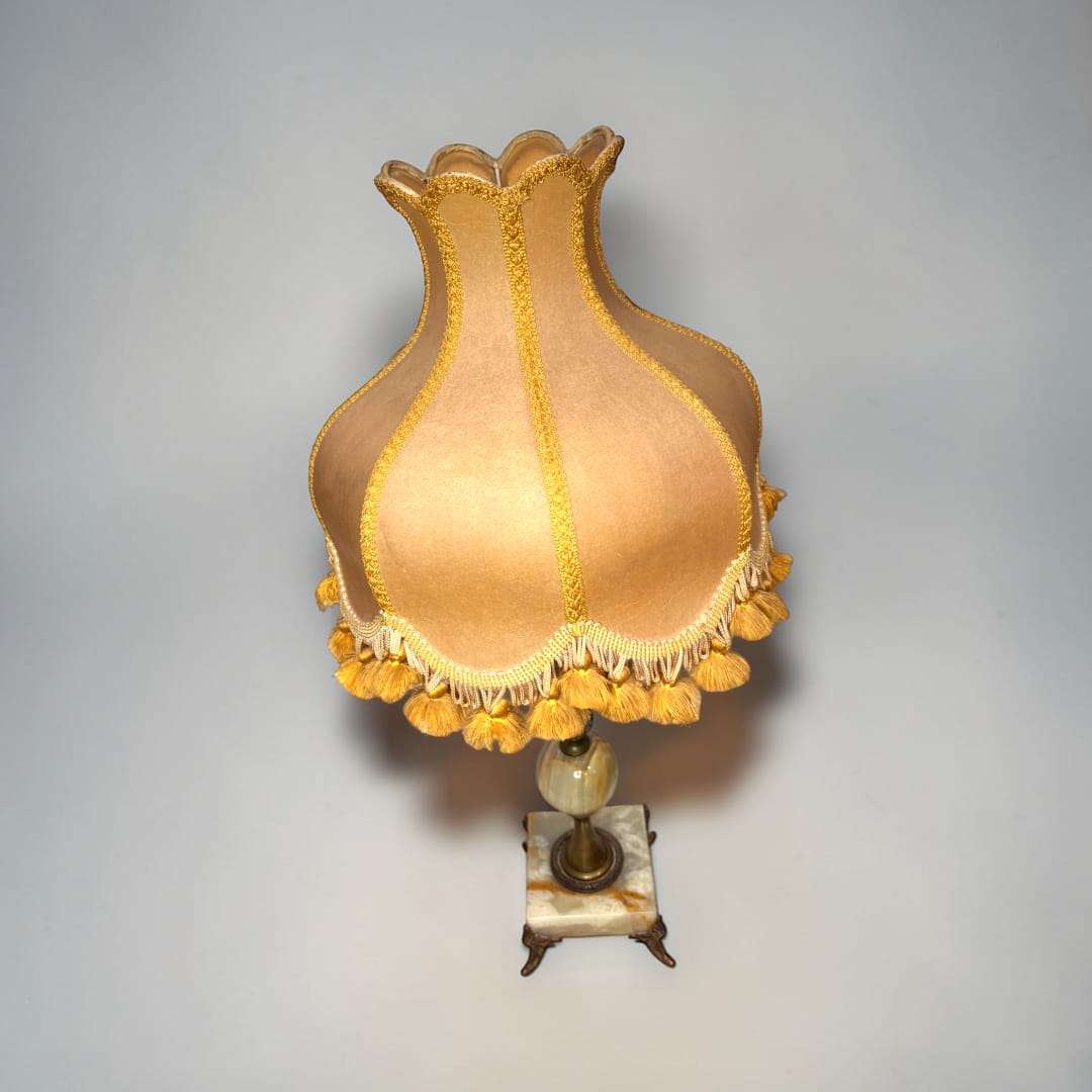 Esta Lámpara de sobremesa, de inspiración estilo imperio, es una pieza antigua de gran presencia decorativa, pensada para aportar calidez, elegancia y un aire distinguido a cualquier estancia. 