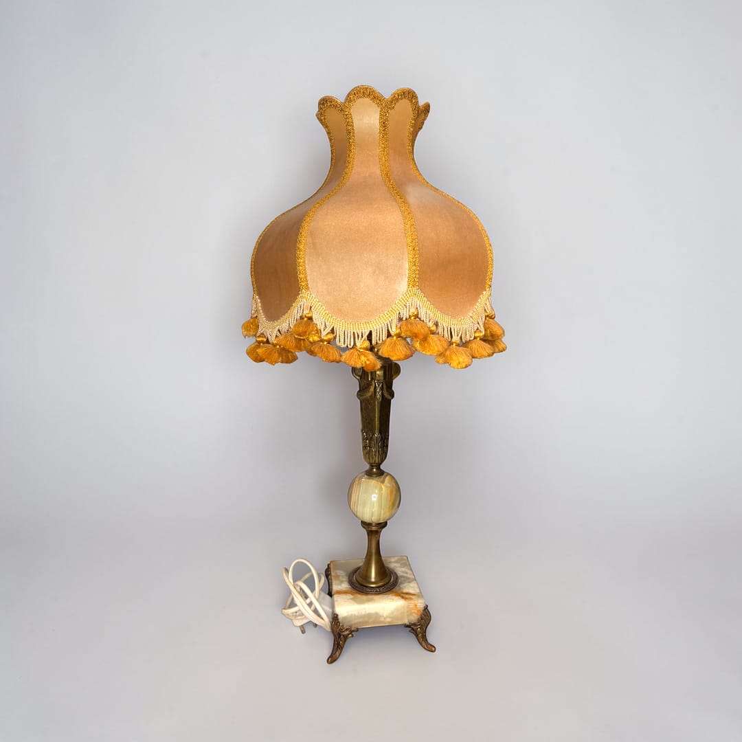 Esta Lámpara de sobremesa, de inspiración estilo imperio, es una pieza antigua de gran presencia decorativa, pensada para aportar calidez, elegancia y un aire distinguido a cualquier estancia.