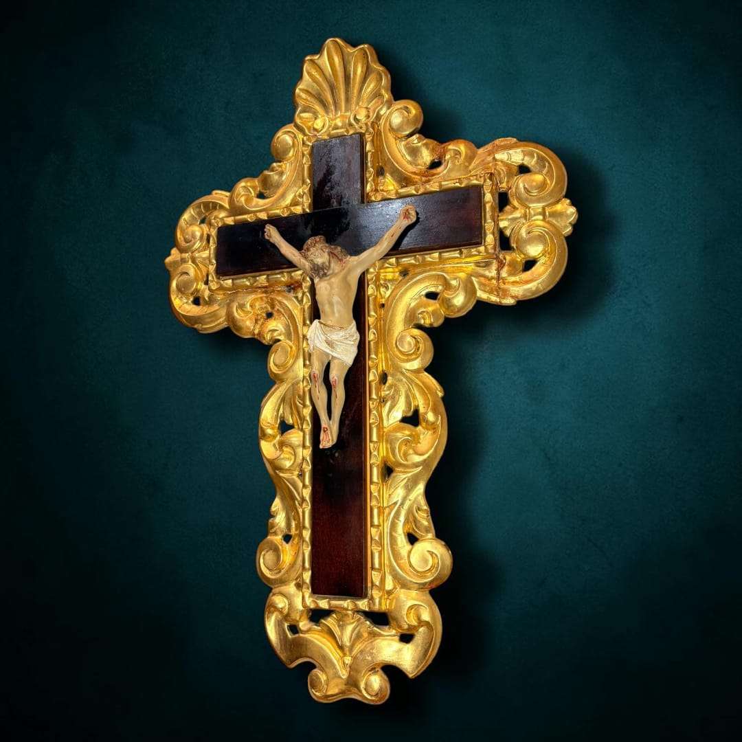 Este Crucifijo puede cumplir una función religiosa de contemplación y devoción, pero también una función decorativa de primer nivel en ambientes clásicos, históricos o eclécticos. 