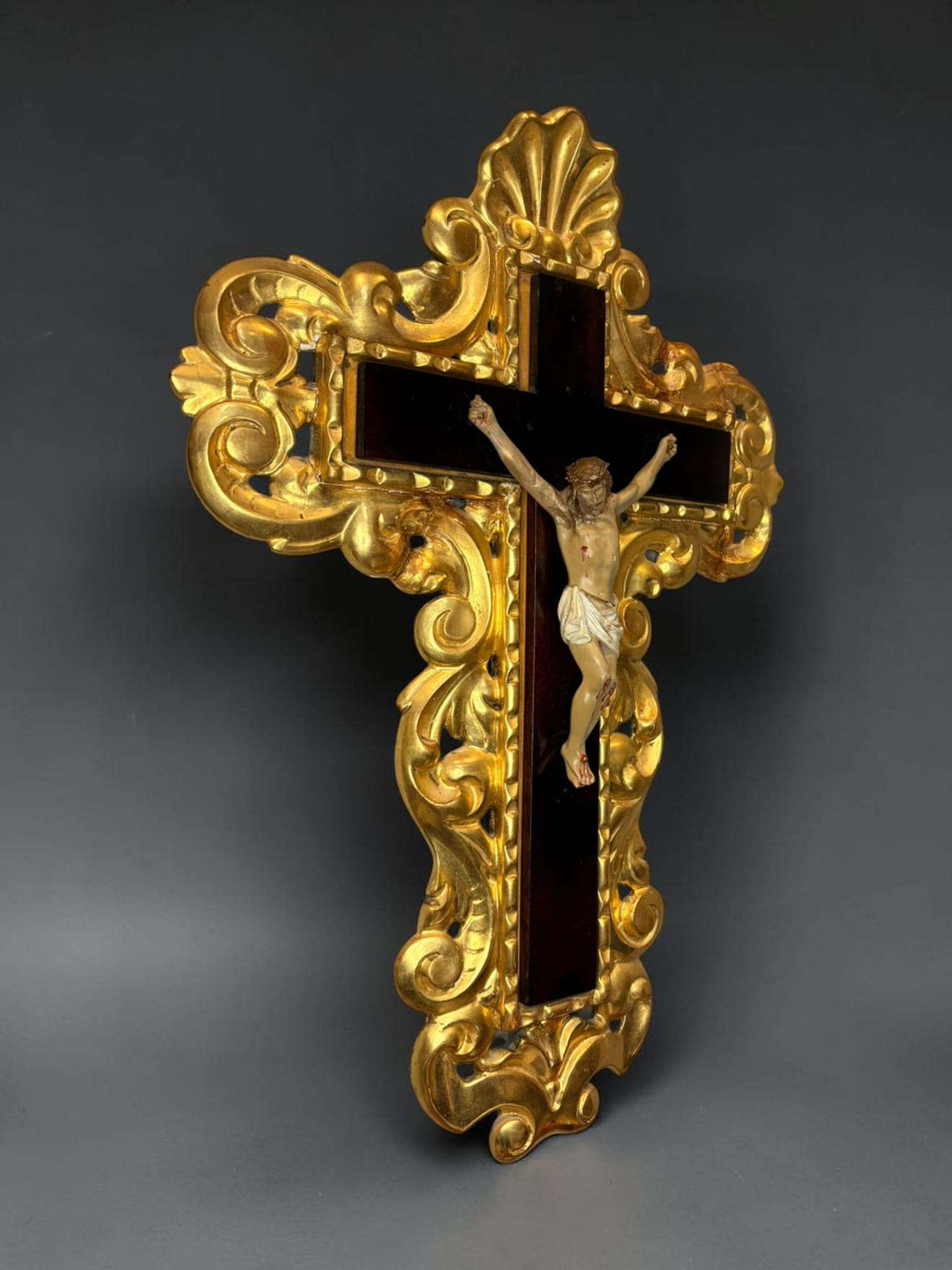 Este Crucifijo puede cumplir una función religiosa de contemplación y devoción, pero también una función decorativa de primer nivel en ambientes clásicos, históricos o eclécticos. 