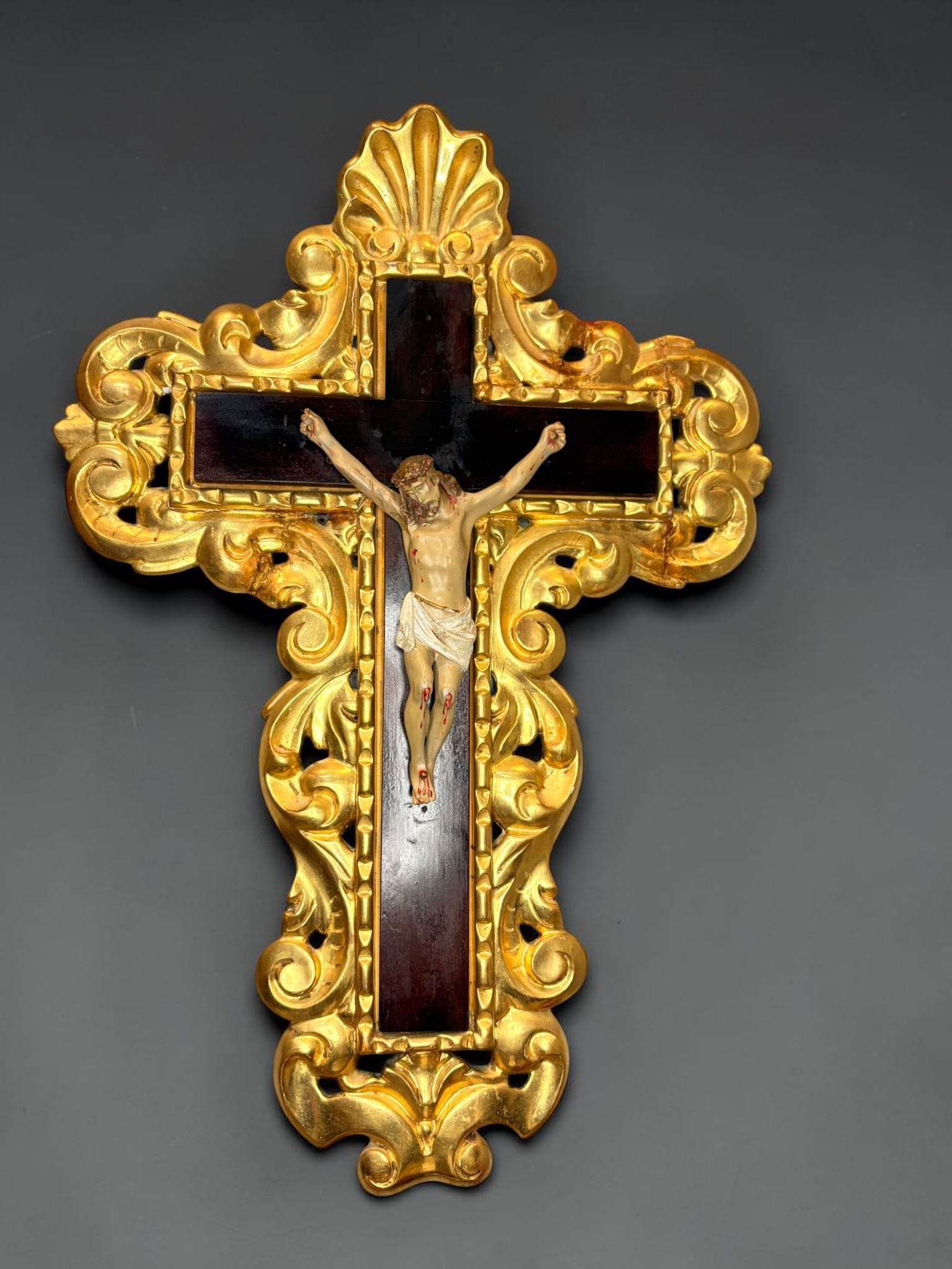 Este Crucifijo de pared reúne espiritualidad, elegancia y una presencia visual extraordinaria. 