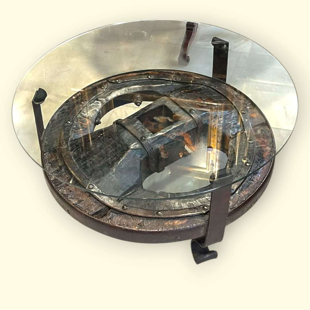 La función actual de esta Mesa baja es la de mesa de centro o mesa auxiliar de gran impacto visual. 