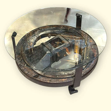 La función actual de esta Mesa baja es la de mesa de centro o mesa auxiliar de gran impacto visual. 