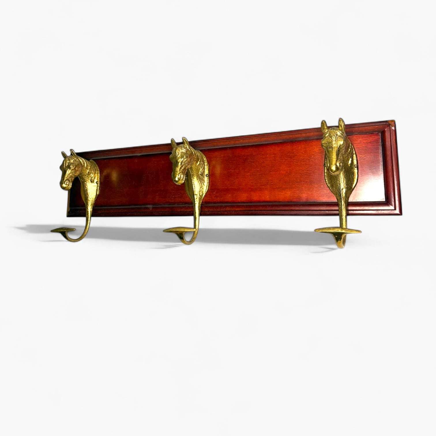 Este Perchero destaca por su estética ecuestre y por la calidad visual que transmite desde el primer vistazo.