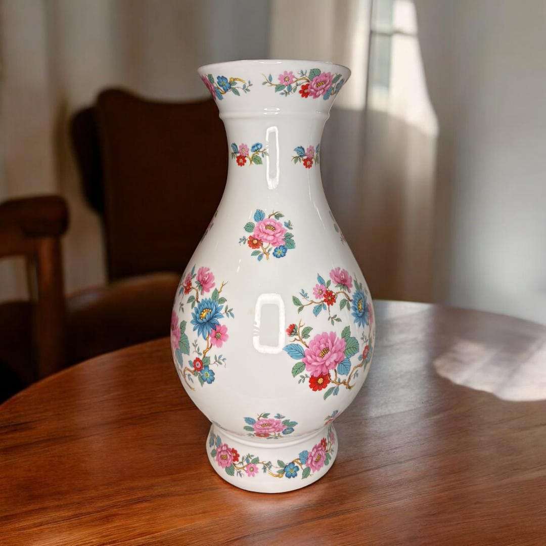 La pieza presenta una boca ensanchada, cuello estrecho, cuerpo abombado y base circular, logrando una forma armoniosa y muy decorativa.