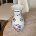 La combinación de blanco luminoso con flores en tonos rosados y azules aporta frescura, dulzura y un aire refinado que funciona durante todo el año.