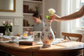 Este Florero de porcelana destaca por su silueta estilizada, su acabado blanco brillante y su decoración floral multicolor de gran delicadeza visual. 