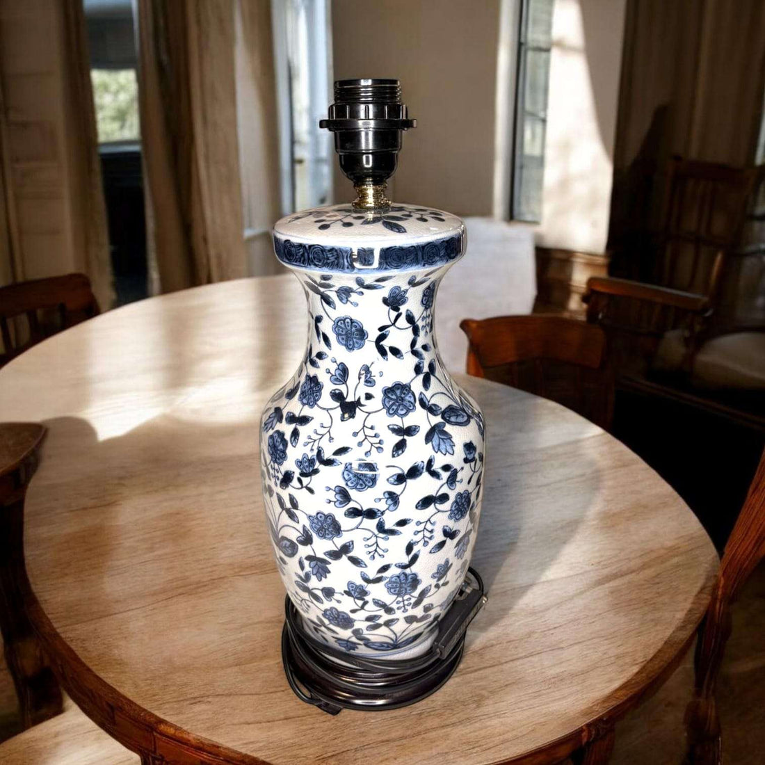 Por su formato vertical y proporcionado, esta Lámpara resulta perfecta para espacios donde se desea iluminar sin recargar. 