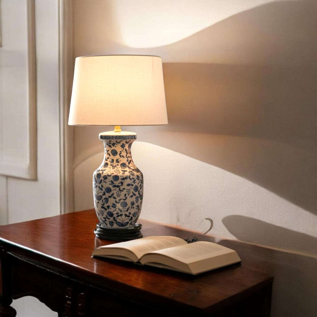 Por su formato vertical y proporcionado, esta Lámpara resulta perfecta para espacios donde se desea iluminar sin recargar. 