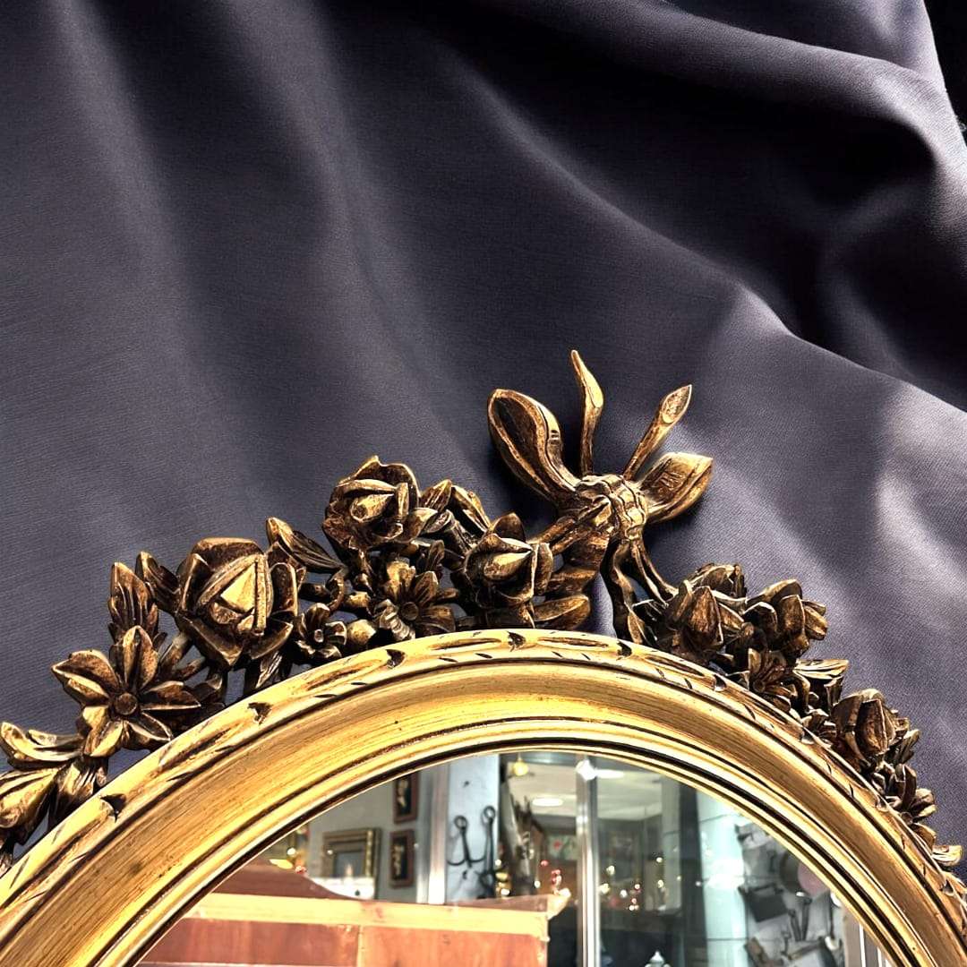 La función original de este Espejo era reflejar la imagen y aumentar la luz de las estancias, especialmente en salones, recibidores y dormitorios donde la decoración tenía un papel importante. 