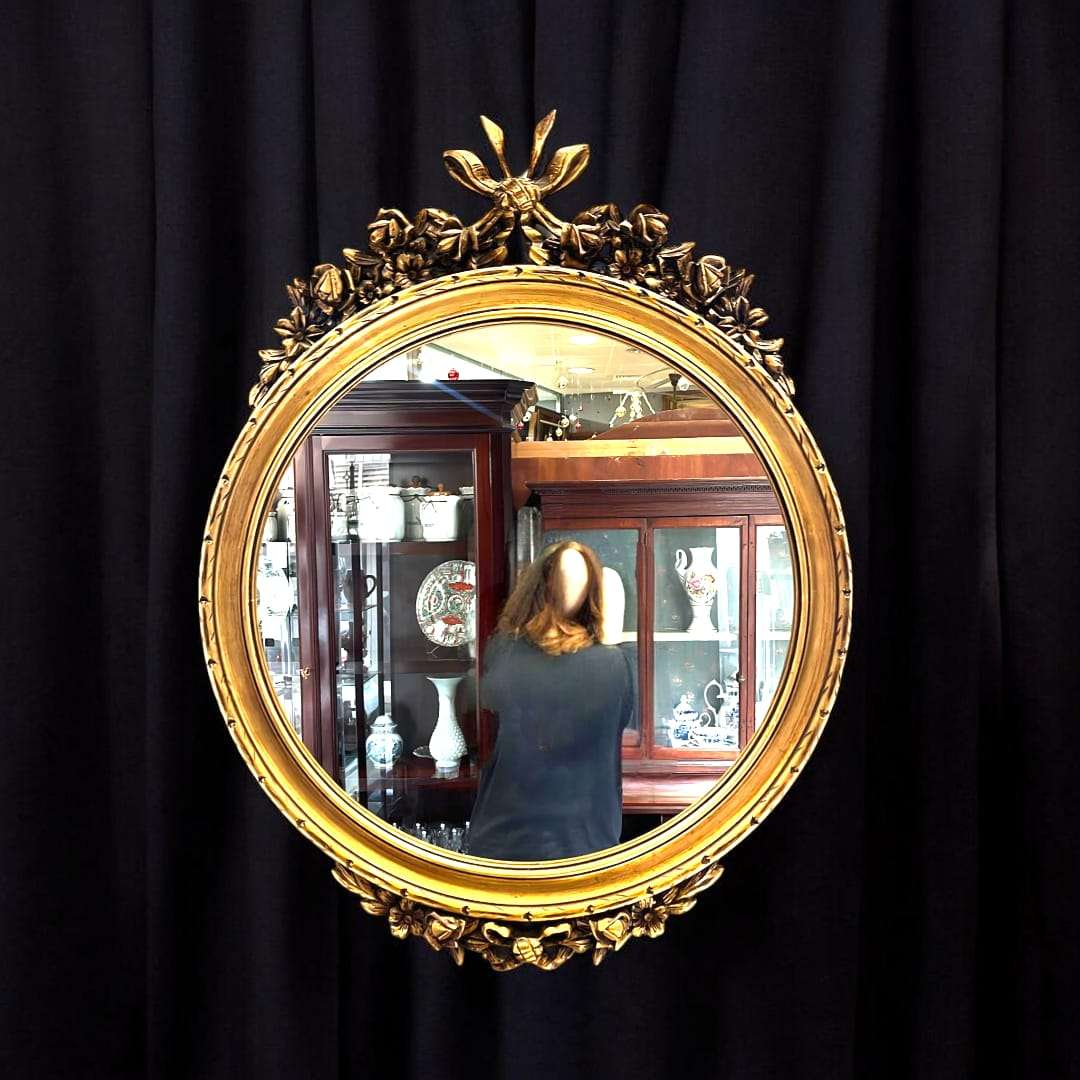 Un espejo decorativo de estas características ayuda a dar sensación de amplitud, mejora la luminosidad y añade un toque sofisticad