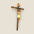 La imagen de Cristo crucificado, unida a la verticalidad de la cruz y al detalle de la policromía, genera una sensación de recogimiento muy especial.