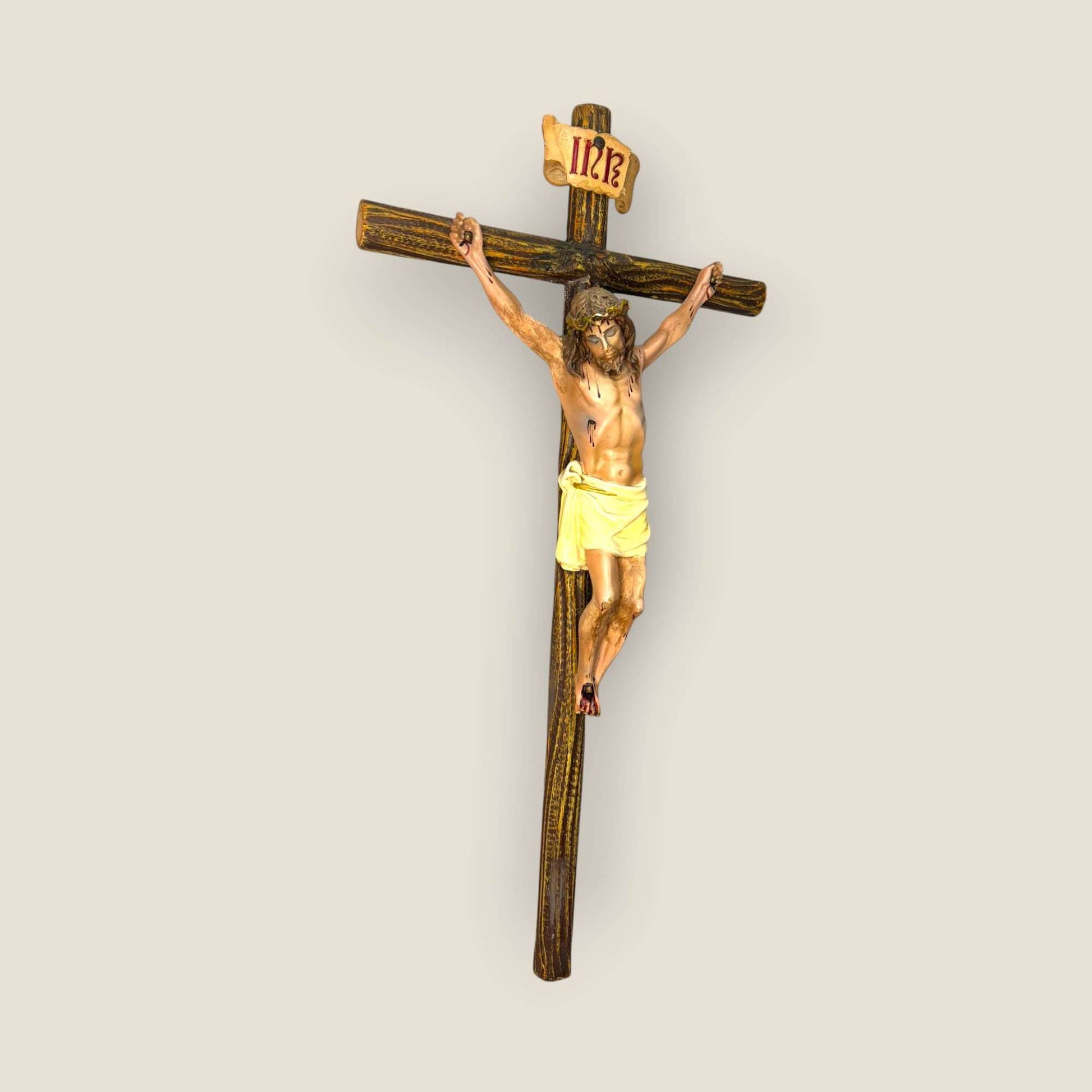 La imagen de Cristo crucificado, unida a la verticalidad de la cruz y al detalle de la policromía, genera una sensación de recogimiento muy especial.