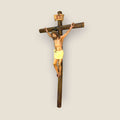 Por sus proporciones y por el modelado de la figura, este Crucificado ofrece un equilibrio muy especial entre simbolismo religioso y valor ornamental. 