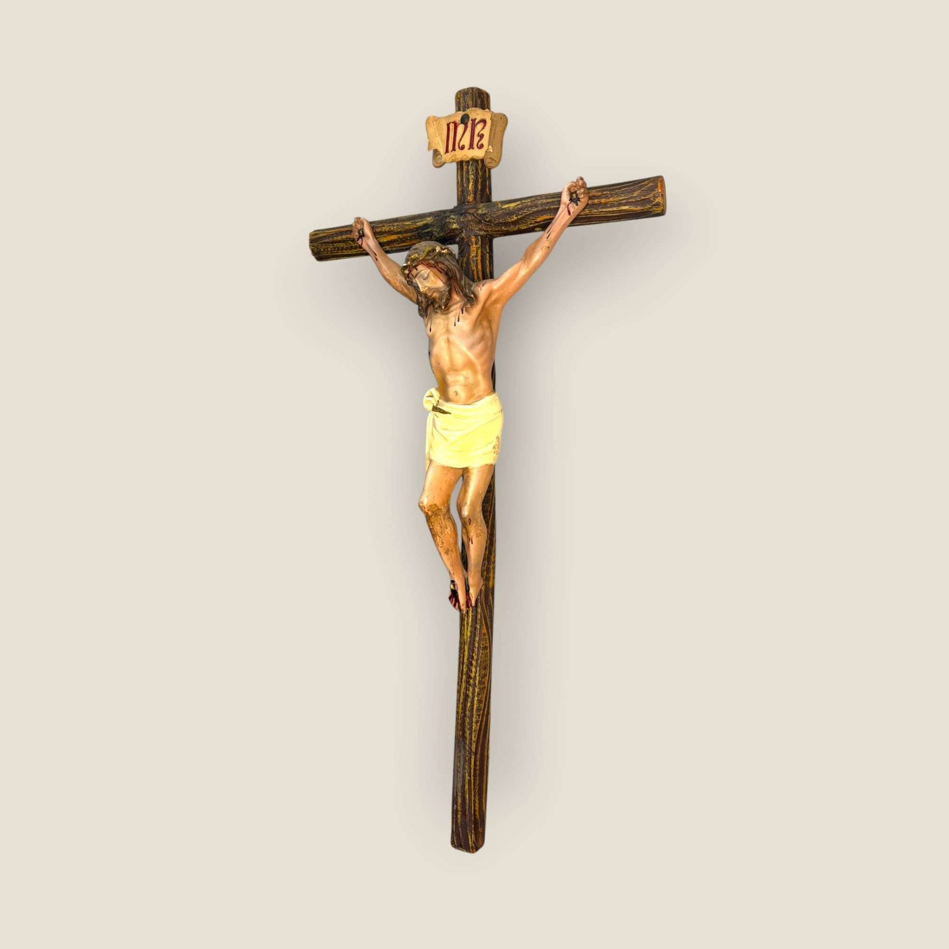 Por sus proporciones y por el modelado de la figura, este Crucificado ofrece un equilibrio muy especial entre simbolismo religioso y valor ornamental. 