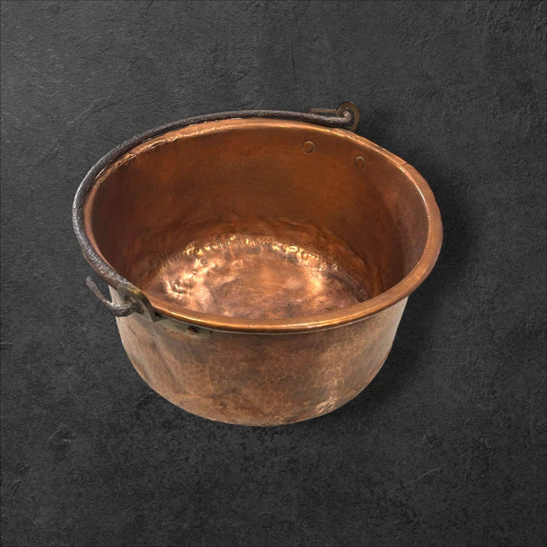 El interior muestra el mismo tono cobrizo envejecido, mientras que el exterior conserva una textura irregular muy atractiva, con marcas y matices que refuerzan su 