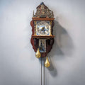 Reloj antiguo de madera y metal decorativo de pared con cadena y peso dorado
