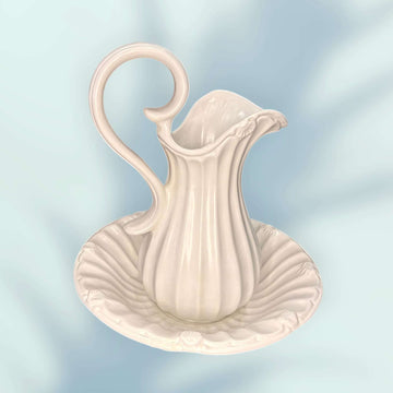 Aguamanil antiguo de porcelana con jarra y palangana decorativa para baño o interiorismo clásico