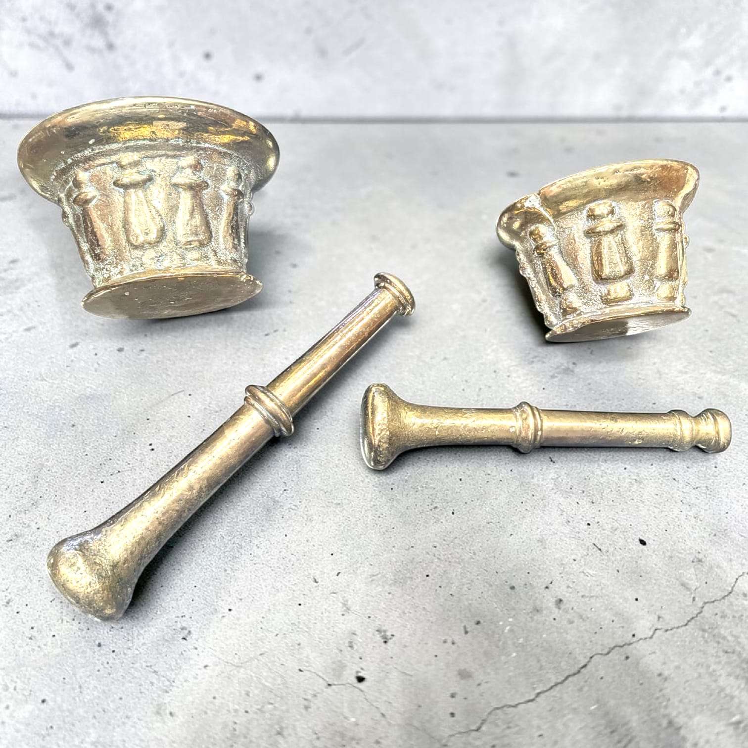 Set de morteros y mazos de bronce de colección con carácter vintage