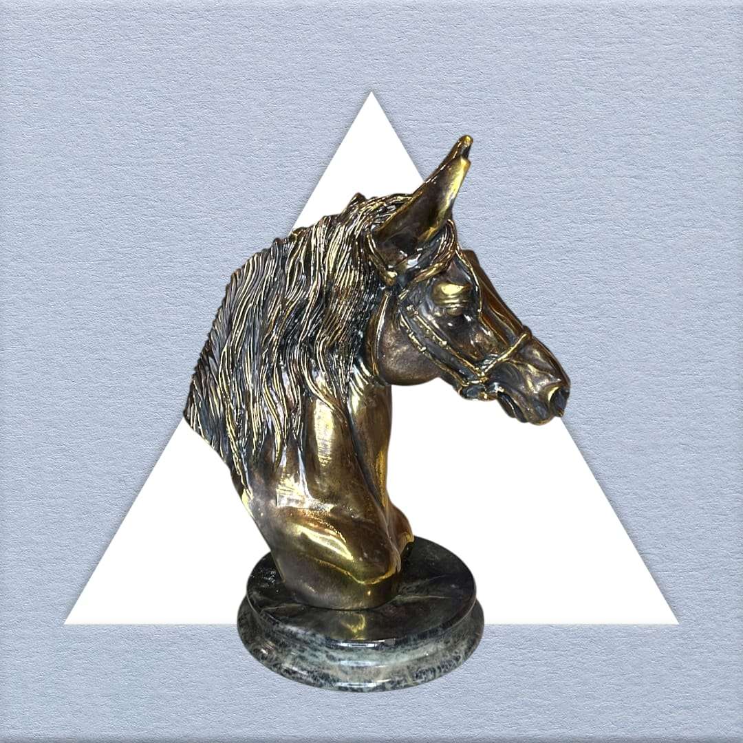 Escultura de caballo antiguo con base de mármol y baño metálico decorativa para hogar y jardín