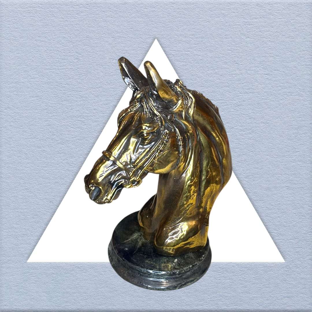 Escultura de caballo antiguo con base de mármol y baño metálico decorativa para hogar y jardín