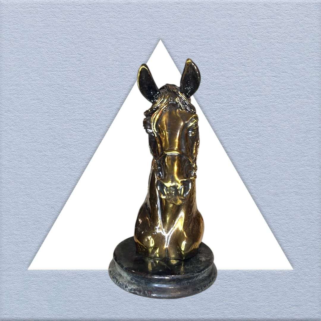 Decoración de caballo antiguo en resina con detalles metálicos y base de mármol, pieza decorativa para hogar
