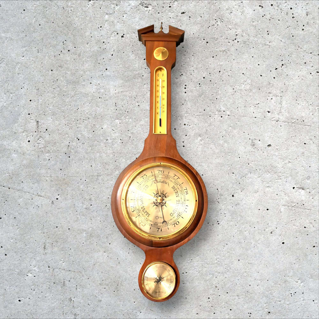 Estación meteorológica vintage de pared en madera con termómetro y barómetro decorativos