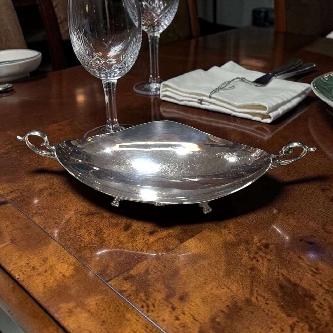 Este Centro de mesa de metal plateado es una pieza clásica de gran elegancia, diseñada tanto para su uso funcional como para aportar un toque decorativo refinado a cualquier mesa o estancia. 