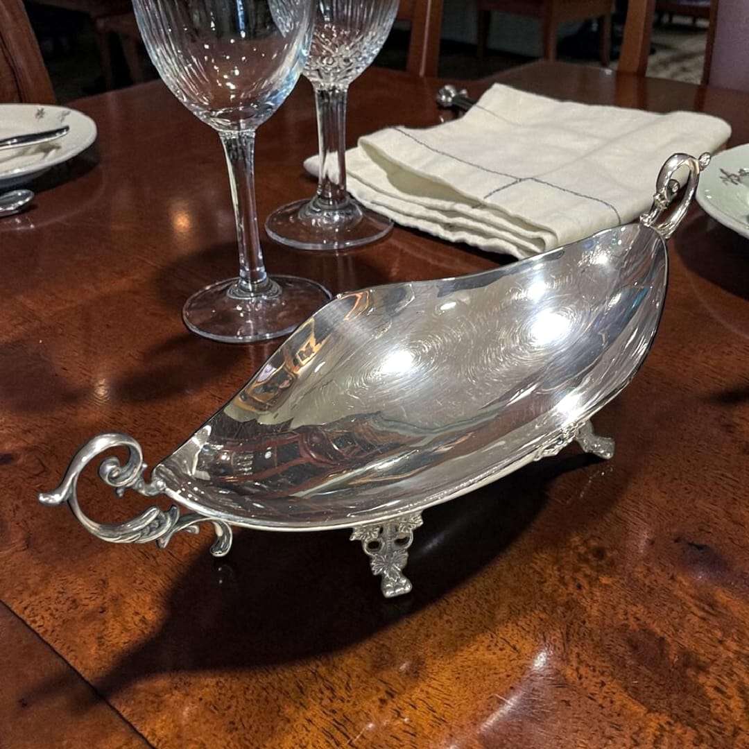 Este Centro de mesa de metal plateado es una pieza clásica de gran elegancia, diseñada tanto para su uso funcional como para aportar un toque decorativo refinado a cualquier mesa o estancia. 