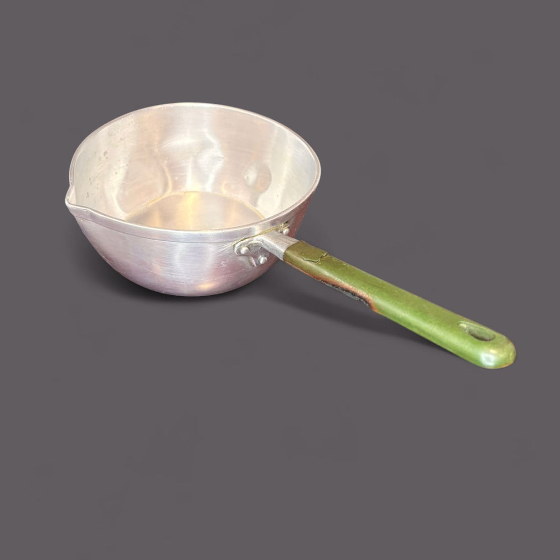 Con unas medidas de 32,5 x 17,5 x H10 cm, este Cazo presenta una forma semiesférica con vertedor integrado, ideal para facilitar el uso en su función original.