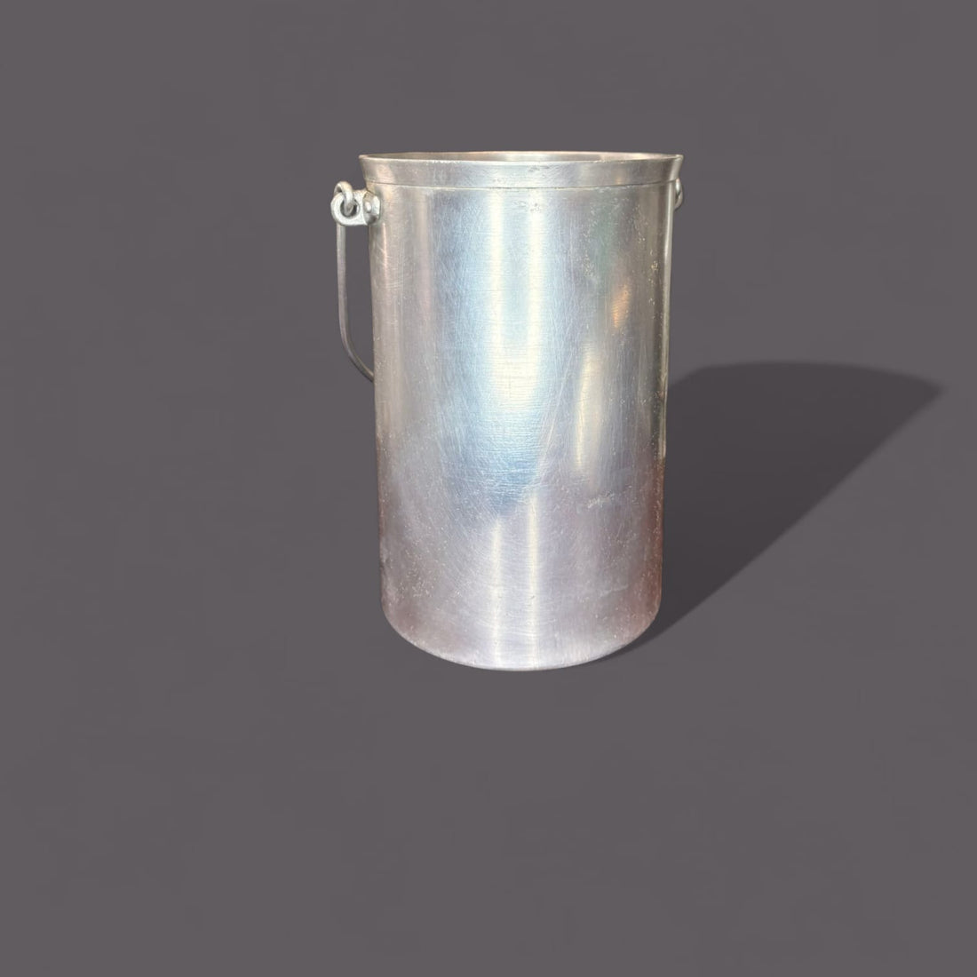 EEsta Lechera es una pieza única, limitada y con una fuerte personalidad visual. Su diseño limpio permite integrarla fácilmente en cualquier espacio, aportando historia sin recargar.