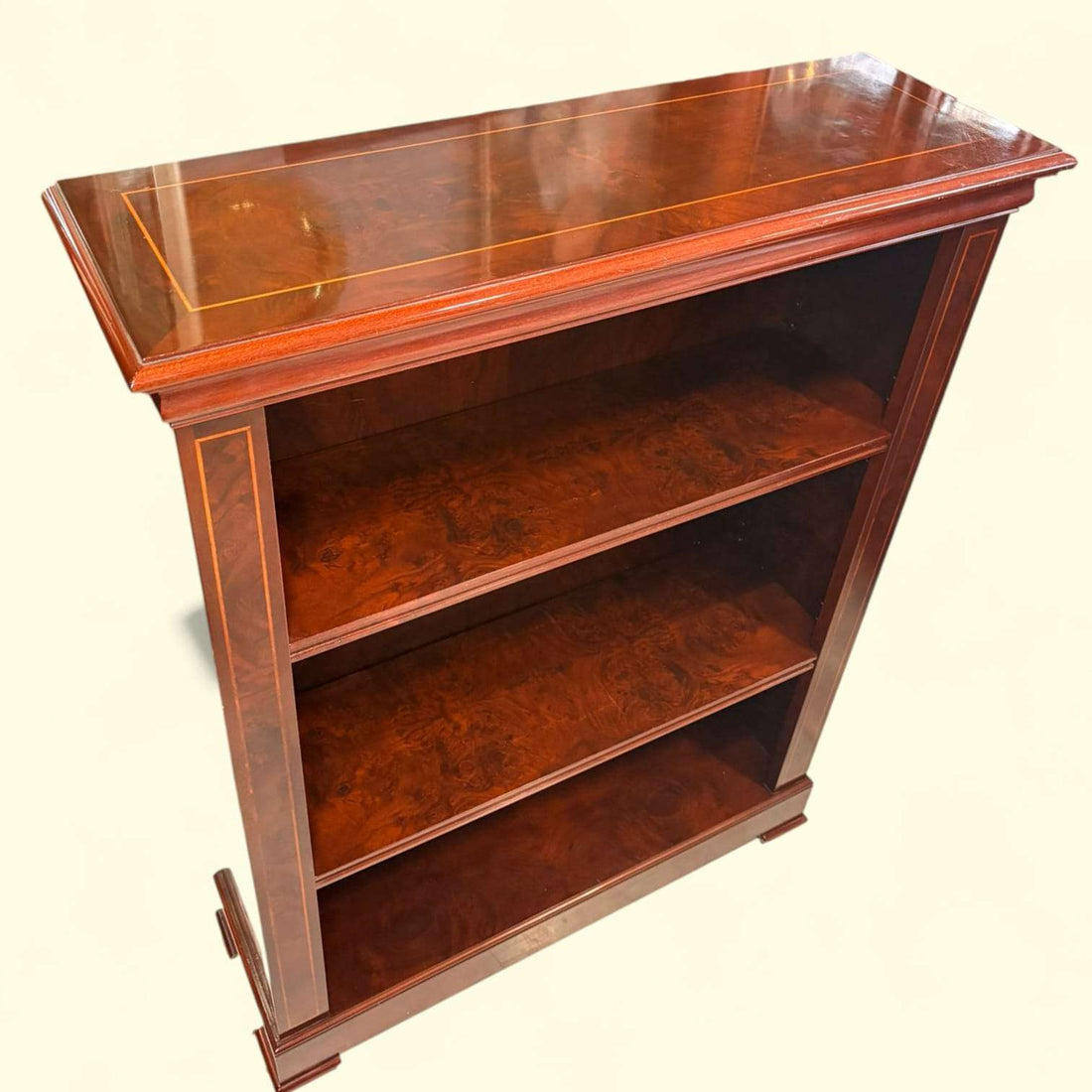 La Estantería es un mueble pensado originalmente para almacenar y organizar libros, documentos, porcelanas, marcos, pequeños objetos decorativos o piezas de colección, manteniéndolos visibles y bien ordenados. 