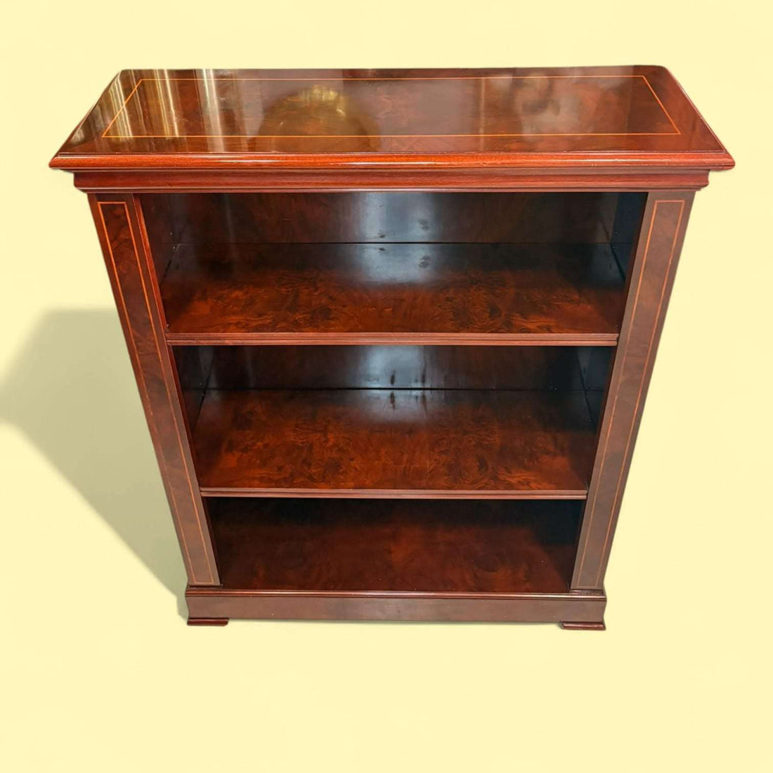 La Estantería es un mueble pensado originalmente para almacenar y organizar libros, documentos, porcelanas, marcos, pequeños objetos decorativos o piezas de colección, manteniéndolos visibles y bien ordenados. 