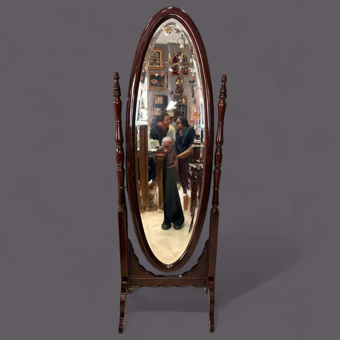 Este Espejo destaca por su formato vertical y estilizado, con una silueta ovalada alargada que refuerza su elegancia visual. 