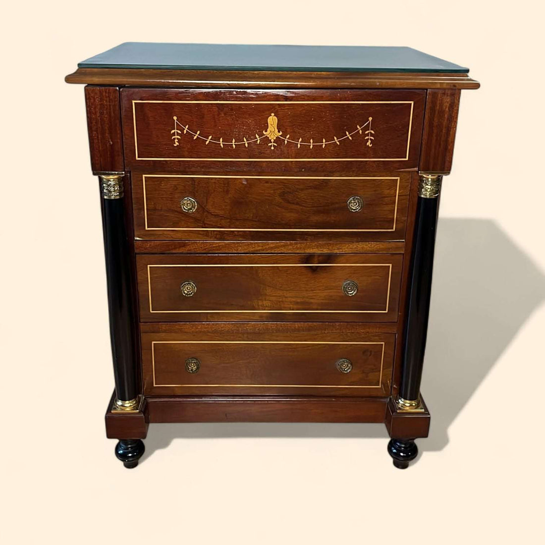 Las Mesitas de noche son muebles auxiliares pensados originalmente para colocarse a ambos lados de la cama y mantener al alcance los objetos de uso diario: lámpara, libros, gafas, joyero, reloj, pequeños accesorios o documentación personal.