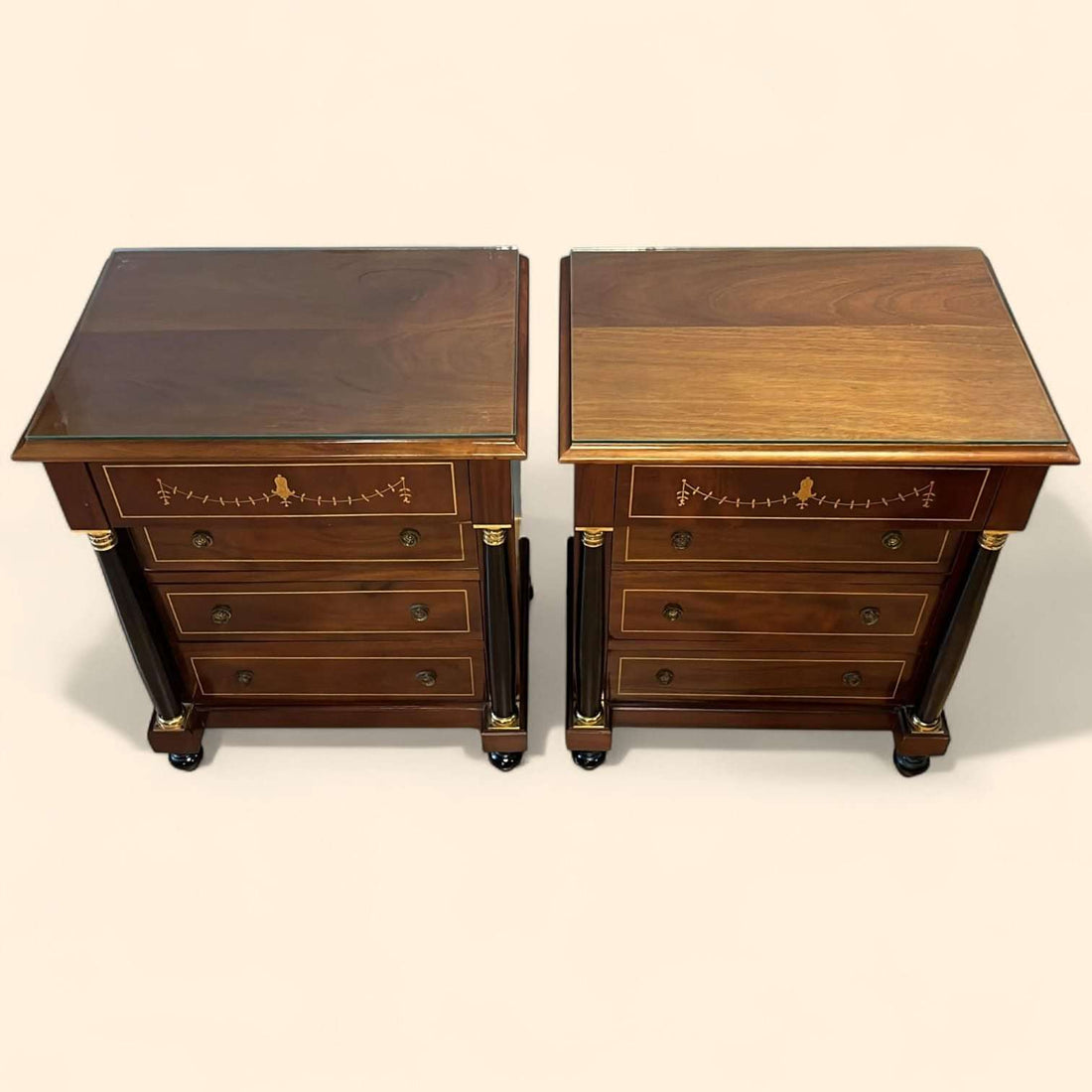 Las Mesitas de noche son muebles auxiliares pensados originalmente para colocarse a ambos lados de la cama y mantener al alcance los objetos de uso diario: lámpara, libros, gafas, joyero, reloj, pequeños accesorios o documentación personal.