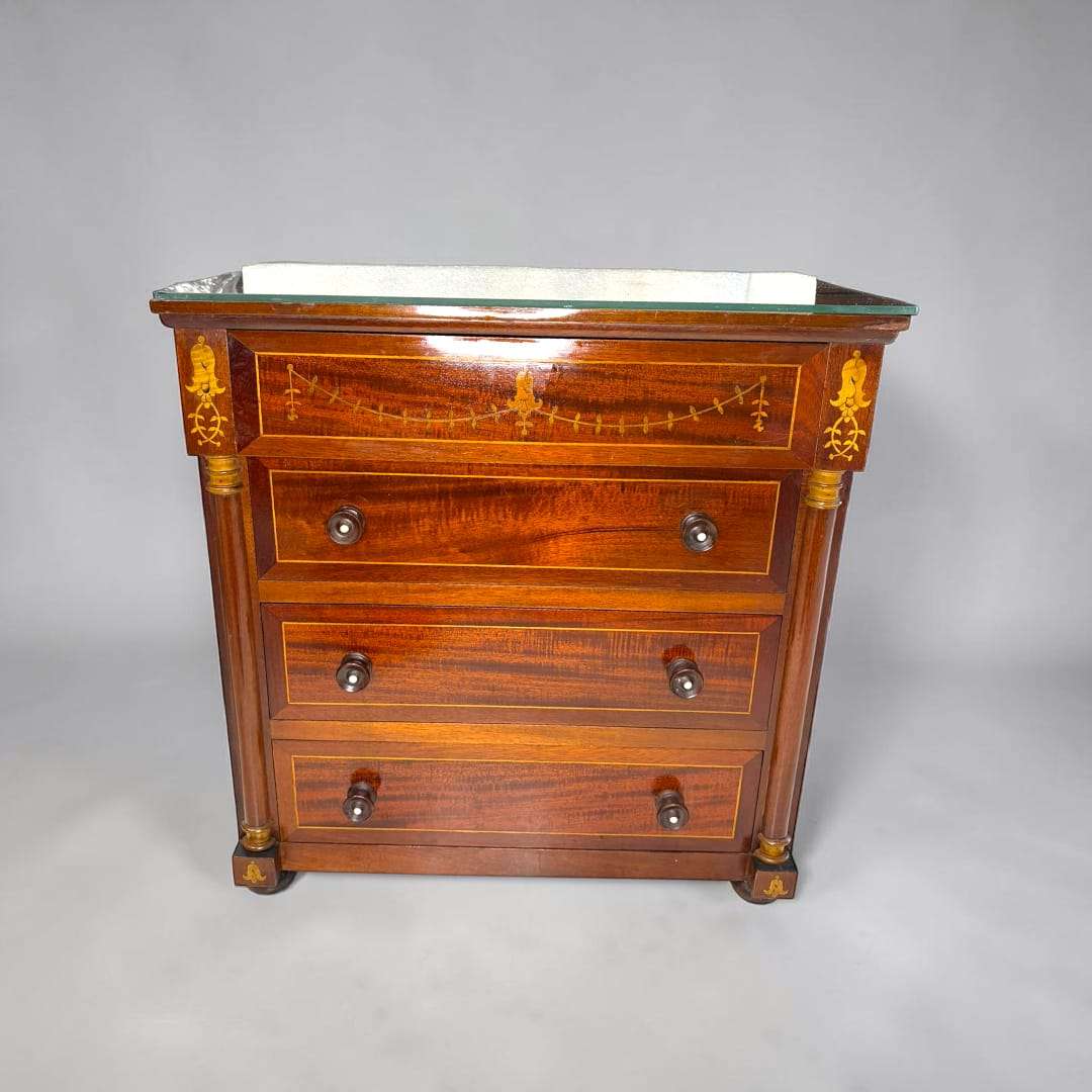 Lo que convierte esta pieza en algo especial es la riqueza de sus acabados y la armonía de su diseño. 